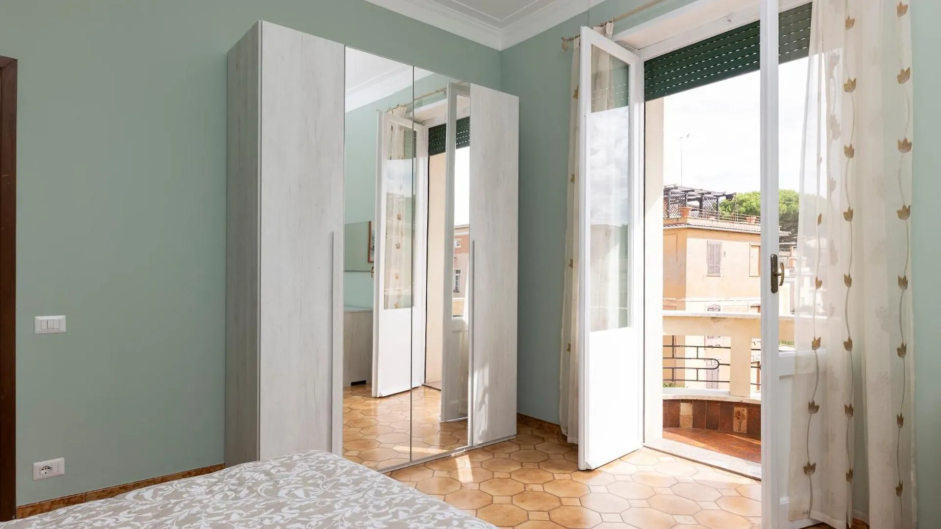 Viva Rome Apartment contacts